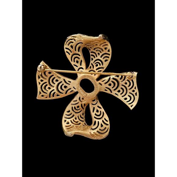 Vintage CROWN TRIFARI GOLD PLATED WHITE CABOCHON ENAMEL LACE RIBBON BOW BROOCH - Picture 9 of 11